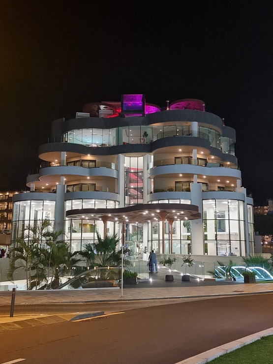 Apmeklējam Tenerifes viesnīcas «Gf Victoria Hotel» erotisku izklaides programmu «Scandal Dinner Show». Sadarbībā ar Tez Tour un airBaltic 329693