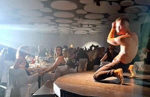 Apmeklējam Tenerifes viesnīcas «Gf Victoria Hotel» erotisku izklaides programmu «Scandal Dinner Show». Sadarbībā ar Tez Tour un airBaltic 24