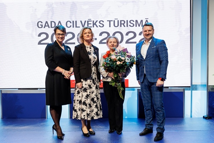 Ķīpsalas tūrisma izstādē «Balttour 2023» tiek sveikti «Gada cilvēks tūrismā 2022-2023» laureāti - Jānis Jenzis, Astrīda Trupovniece un Vadim Muhins. F 332293