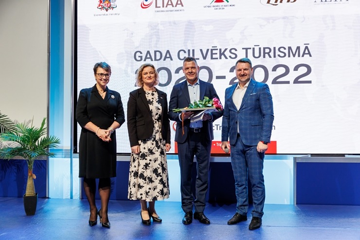 Ķīpsalas tūrisma izstādē «Balttour 2023» tiek sveikti «Gada cilvēks tūrismā 2022-2023» laureāti - Jānis Jenzis, Astrīda Trupovniece un Vadim Muhins. F 332299