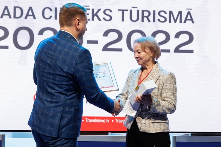 Ķīpsalas tūrisma izstādē «Balttour 2023» tiek sveikti «Gada cilvēks tūrismā 2022-2023» laureāti - Jānis Jenzis, Astrīda Trupovniece un Vadim Muhins. F 332289