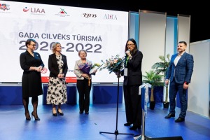 Ķīpsalas tūrisma izstādē «Balttour 2023» tiek sveikti «Gada cilvēks tūrismā 2022-2023» laureāti - Jānis Jenzis, Astrīda Trupovniece un Vadim Muhins. F 11