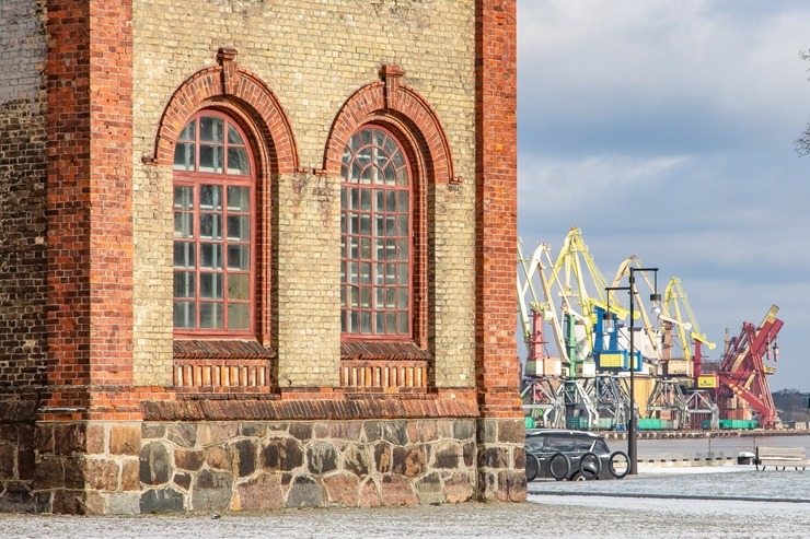 Skati uz Ventspils ostu un promenādi no vecajām Jūras darbnīcām. Foto: Oskars Jūra 333236