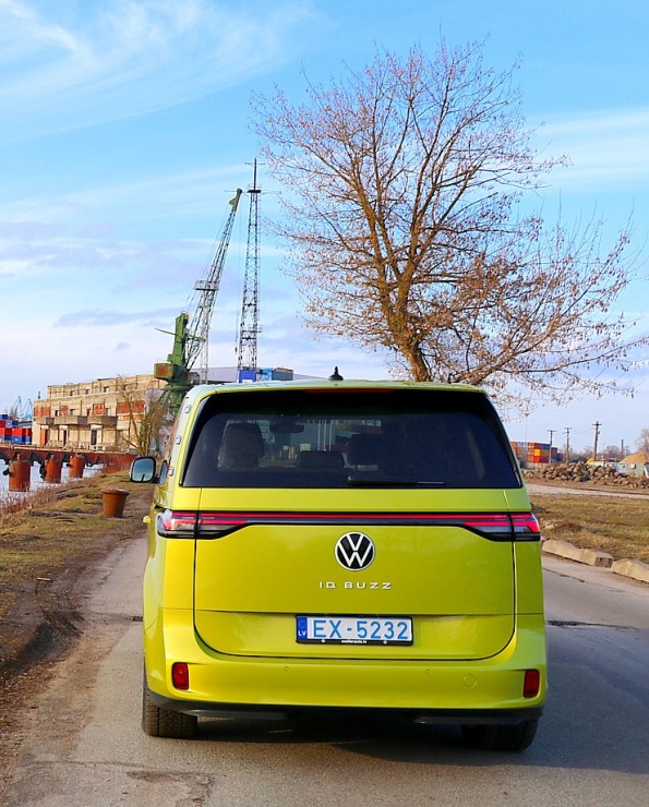 Travelnews.lv ar jauno un elektrisko «VW ID.Buzz Pro» apceļo Ventspili un Rīgu 334040