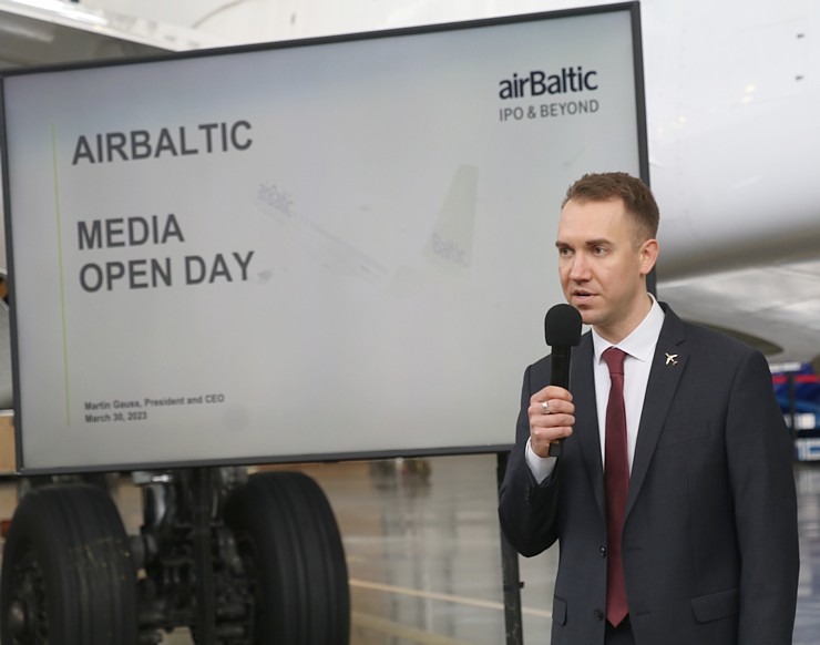 «airBaltic» rīko medijiem atvērto durvju dienu un iepazīstina ar lidmašīnu apkopes angāru 334601