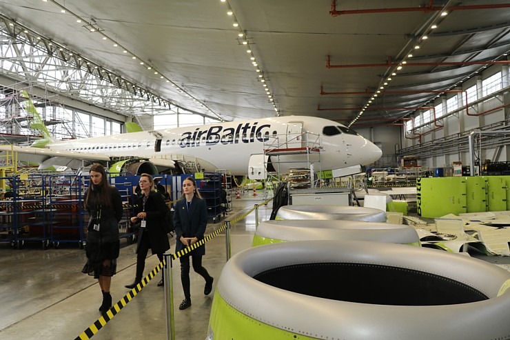 «airBaltic» rīko medijiem atvērto durvju dienu un iepazīstina ar lidmašīnu apkopes angāru 334617
