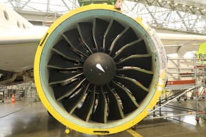 «airBaltic» rīko medijiem atvērto durvju dienu un iepazīstina ar lidmašīnu apkopes angāru 26