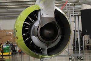 «airBaltic» rīko medijiem atvērto durvju dienu un iepazīstina ar lidmašīnu apkopes angāru 39