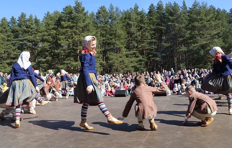 Daudzi rīdzinieki pavada jautras un pavasarīgas Lieldienas Latvijas Etnogrāfiskajā brīvdabas muzejā Daudzi rīdzinieki pavada jautras un pavasarīgas Lieldienas Latvijas Etnogrāfiskajā brīvdabas muzejā 334859