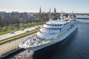 Rīgas ostā ienāk pirmais 2023.gada kruīzu kuģis «Hamburg» ar 360 pasažieriem. Foto: Jēkabs Vilkārsis 2