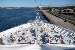 Rīgas ostā ienāk pirmais 2023.gada kruīzu kuģis «Hamburg» ar 360 pasažieriem.Foto: Jēkabs Vilkārsis 32