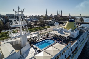Rīgas ostā ienāk pirmais 2023.gada kruīzu kuģis «Hamburg» ar 360 pasažieriem. Foto: Jēkabs Vilkārsis 33