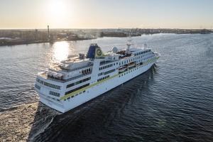 Rīgas ostā ienāk pirmais 2023.gada kruīzu kuģis «Hamburg» ar 360 pasažieriem. Foto: Jēkabs Vilkārsis 34