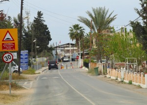 Travelnews.lv iepazīst Kipras lielceļus, māju arhitektūru un robežkontrolpunktu uz Ziemeļkipru 34