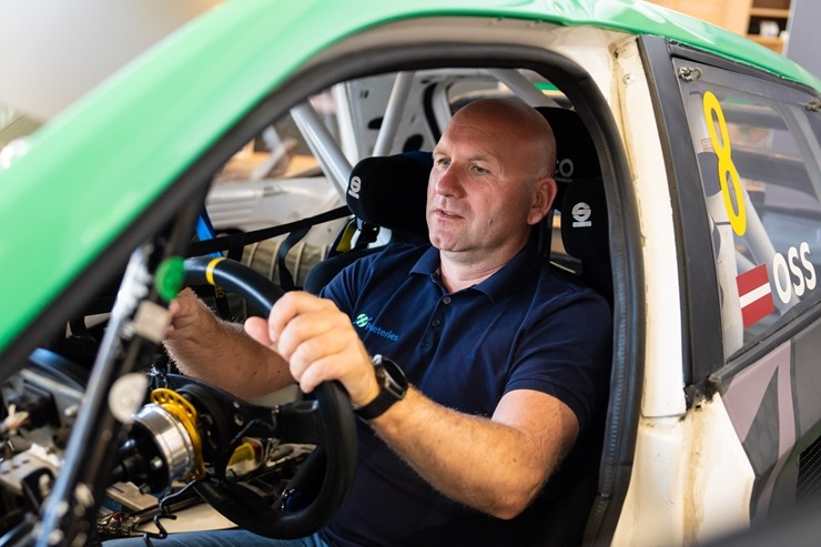Rallijkrosa braucējs Edijs Ošs atklāj savus plānus un prezentē auto jaunās krāsās. Foto: GATIS SMUDZIS Rallijkrosa braucējs Edijs Ošs atklāj savus plānus un prezentē auto jaunās krāsās. Foto: GATIS SMUDZIS 335908