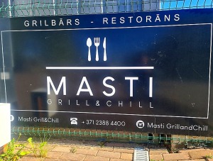 Travelnews.lv pēc Elejas 22 km pārgājiena atgūst spēkus «Masti Grill&Chill» Jelgavas novadā 2