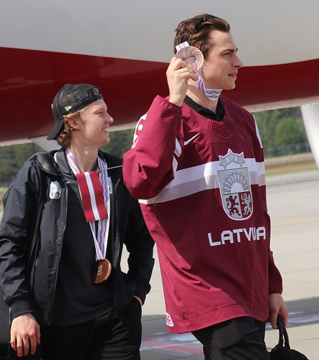 Latvijas hokeja izlase ar ovācijām tiek sagaidīta lidostā «Rīga» 336931