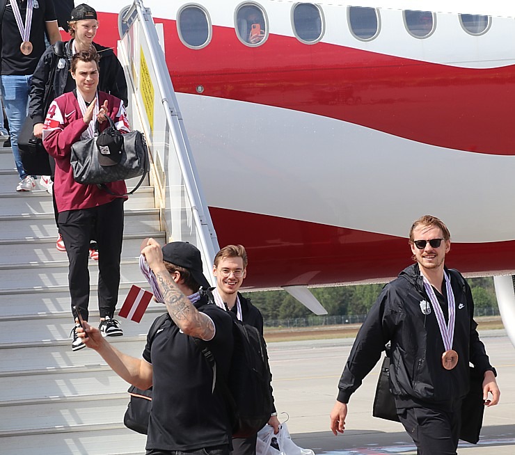 Latvijas hokeja izlase ar ovācijām tiek sagaidīta lidostā «Rīga» 336933