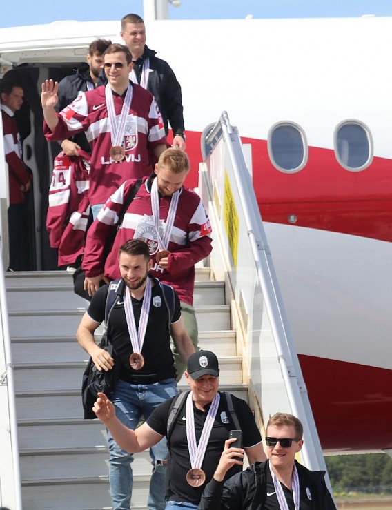 Latvijas hokeja izlase ar ovācijām tiek sagaidīta lidostā «Rīga» 336934