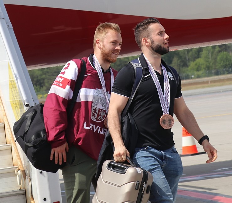 Latvijas hokeja izlase ar ovācijām tiek sagaidīta lidostā «Rīga» 336935