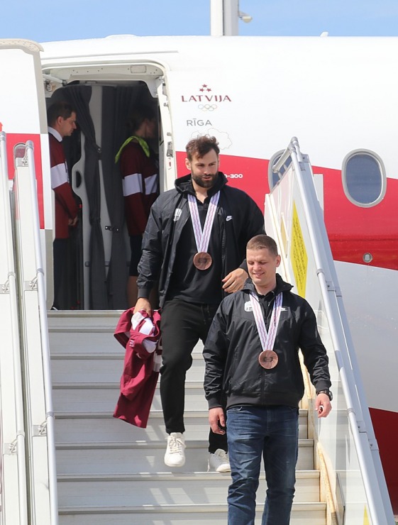 Latvijas hokeja izlase ar ovācijām tiek sagaidīta lidostā «Rīga» 336936