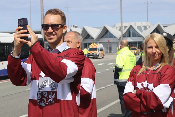 Latvijas hokeja izlase ar ovācijām tiek sagaidīta lidostā «Rīga» 336939