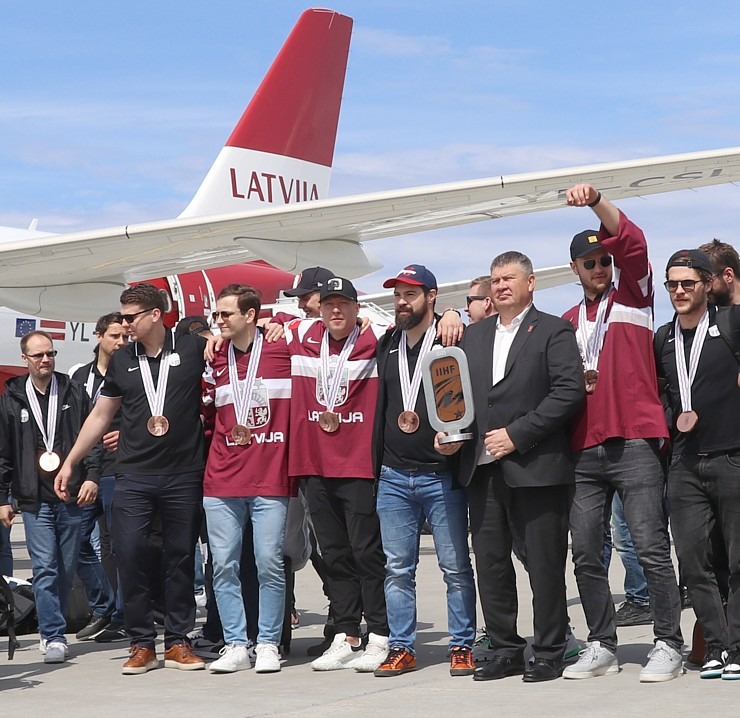 Latvijas hokeja izlase ar ovācijām tiek sagaidīta lidostā «Rīga» 336946