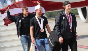 Latvijas hokeja izlase ar ovācijām tiek sagaidīta lidostā «Rīga» 13