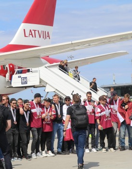 Latvijas hokeja izlase ar ovācijām tiek sagaidīta lidostā «Rīga» 22