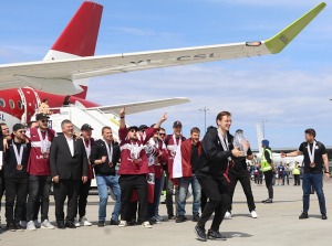 Latvijas hokeja izlase ar ovācijām tiek sagaidīta lidostā «Rīga» 23