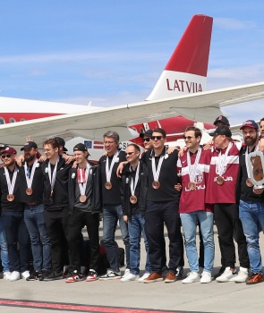 Latvijas hokeja izlase ar ovācijām tiek sagaidīta lidostā «Rīga» 29
