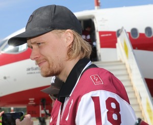 Latvijas hokeja izlase ar ovācijām tiek sagaidīta lidostā «Rīga» 35