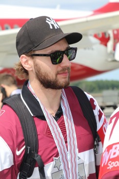Latvijas hokeja izlase ar ovācijām tiek sagaidīta lidostā «Rīga» 36