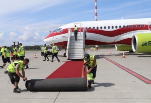Latvijas hokeja izlase ar ovācijām tiek sagaidīta lidostā «Rīga» 4