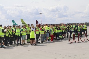 Latvijas hokeja izlase ar ovācijām tiek sagaidīta lidostā «Rīga» 7