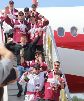 Latvijas hokeja izlase ar ovācijām tiek sagaidīta lidostā «Rīga» 9