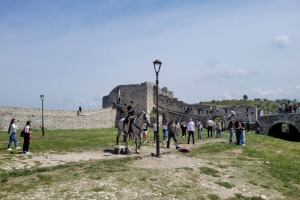 Travelnews.lv sadarbībā ar «Itaka» apceļo Albāniju un dodas ekskursijā uz Beratas pili - Foto