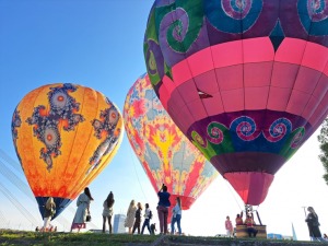 AB Dambī ieskandina gaisa balonu gaidīšanas svētkus. Foto: skyamazons.lv 2