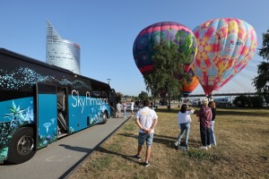 AB Dambī ieskandina gaisa balonu gaidīšanas svētkus. Foto: skyamazons.lv 11