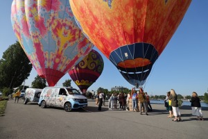 AB Dambī ieskandina gaisa balonu gaidīšanas svētkus. Foto: skyamazons.lv 12