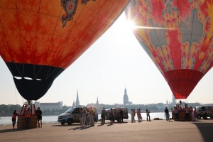AB Dambī ieskandina gaisa balonu gaidīšanas svētkus. Foto: skyamazons.lv 13