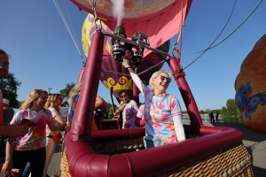 AB Dambī ieskandina gaisa balonu gaidīšanas svētkus. Foto: skyamazons.lv 8