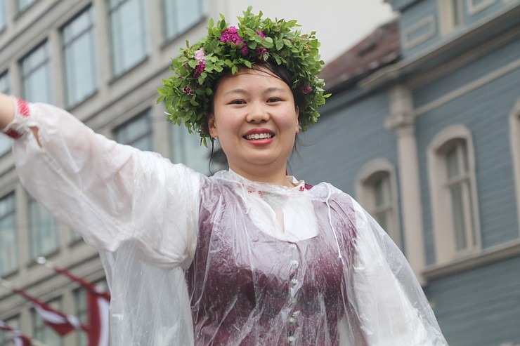 Skati dziesmu un deju svētku dalībnieku gājienu Rīgā - «Novadu dižošanās» 338590