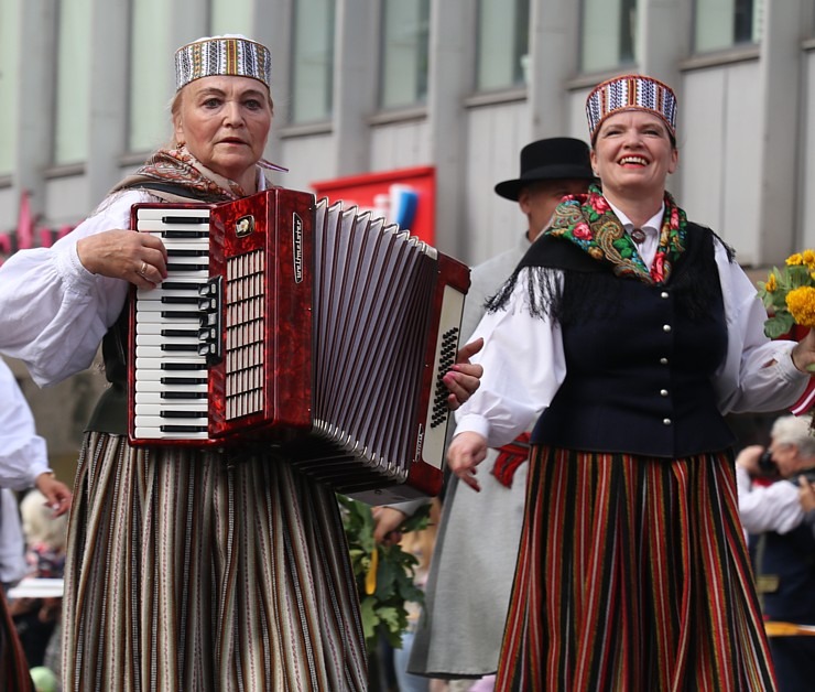Rīdzinieki skata dziesmu un deju svētku dalībnieku gājienu Rīgā - «Novadu dižošanās» 338761