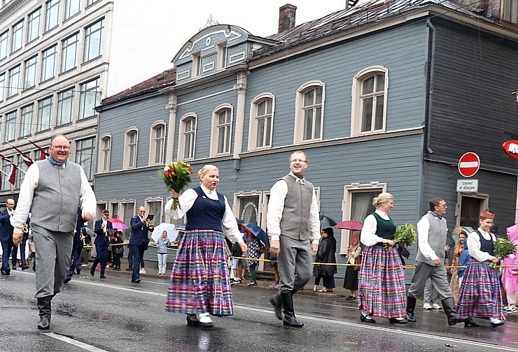 Rīdzinieki skata dziesmu un deju svētku dalībnieku gājienu Rīgā - «Novadu dižošanās» 338794