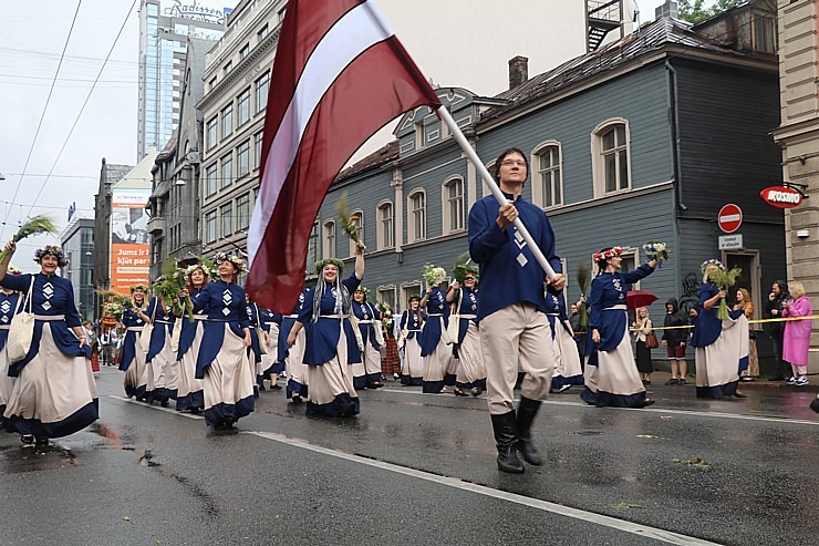 Rīdzinieki skata dziesmu un deju svētku dalībnieku gājienu Rīgā - «Novadu dižošanās» 338815