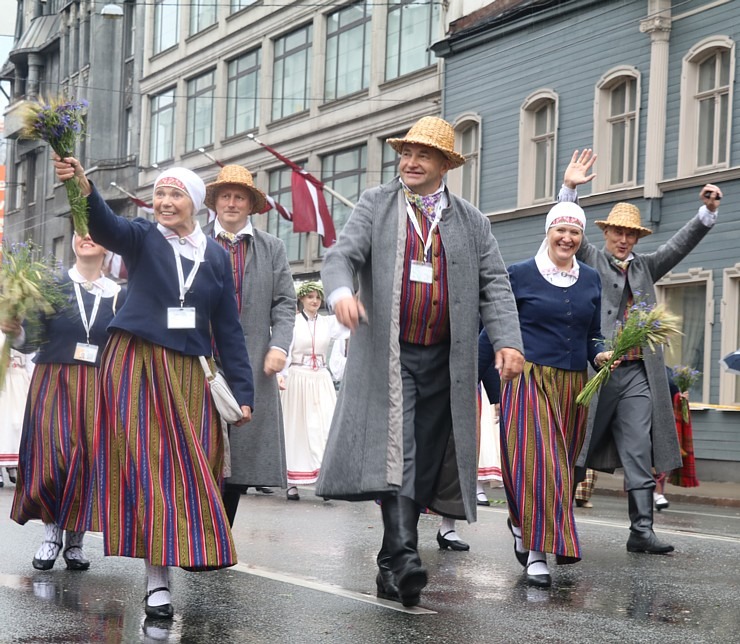 Rīdzinieki skata dziesmu un deju svētku dalībnieku gājienu Rīgā - «Novadu dižošanās» 338838