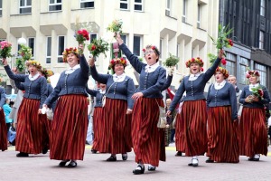 Rīdzinieki skata dziesmu un deju svētku dalībnieku gājienu Rīgā - «Novadu dižošanās» 1