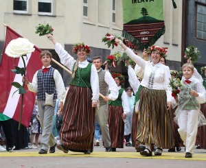 Rīdzinieki skata dziesmu un deju svētku dalībnieku gājienu Rīgā - «Novadu dižošanās» 10