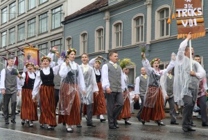 Rīdzinieki skata dziesmu un deju svētku dalībnieku gājienu Rīgā - «Novadu dižošanās» 100